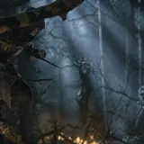 Un assassino con cappuccio, ispirato ad Assassin's Creed Hexe, si muove furtivamente tra i rami di un bosco oscuro, pronto all'attacco.