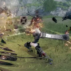 Un eroe combatte contro mostri meccanici in un campo verde. La scena è un'istantanea di un'intensa battaglia, perfetta per una nier replicant recensione.