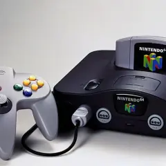 Console Nintendo 64 con controller grigio, pronta per giocare ai migliori giochi Nintendo 64.