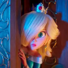 Rosalina, con la sua corona scintillante, spia da dietro una porta, pronta per nuove avventure in Super Mario Galaxy 3.