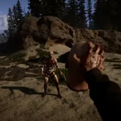 Sons of the Forest PS5: un personaggio con una testa insanguinata affronta creature mutanti in un paesaggio montano.