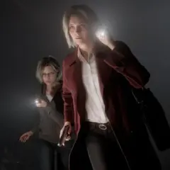 Due donne con torce esplorano un luogo buio, forse un nuovo capitolo di resident evil news.