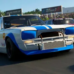 Auto da corsa bianche e blu con numero 2 in primo piano, in gara con altre auto, un aggiornamento di Gran Turismo 7.