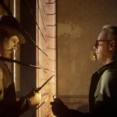 Un uomo con maschera e cappello, coltello in mano, affronta un altro uomo. Sento il diavolo in me.