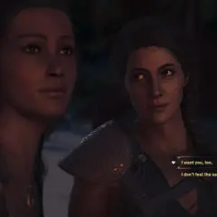 Kassandra, l'assassina di Assassin's Creed, in un momento intimo. Le sue scelte influenzano le relazioni.