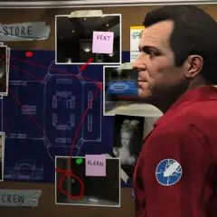 Un uomo con una tuta rossa osserva una bacheca con una mappa di una gioielleria, pianificando un colpo. Forse cerca l'invincibilità in GTA 5.
