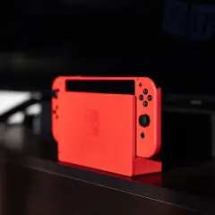 Nintendo Switch rosso acceso, pronto per i migliori giochi Nintendo Switch per adulti.