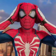 Spider-Man con le mani sulla testa, in posa drammatica. Chissà quanto dura Spider-Man 2, ma questa immagine è iconica.