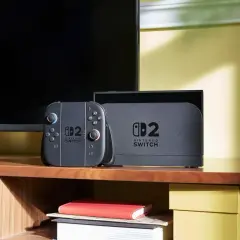 Un controller e la dock del Nintendo Switch, pronti per una sessione di gioco.