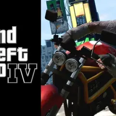 Niko Bellic sfreccia in moto a Liberty City, pronto a usare i trucchi di GTA 4 per seminare il caos.