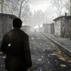 Un uomo cammina in una strada nebbiosa e innevata, verso una figura lontana. Atmosfera inquietante, tipica di un **Silent Hill 1 remake**.