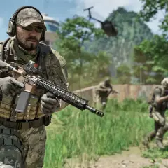 Soldato in mimetica avanza in un'area verdeggiante, fucile pronto. Altri soldati e un elicottero sullo sfondo evocano la **gray zone warfare**.
