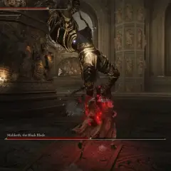 Maliketh, the Black Blade, in Elden Ring, attacca con la sua lama infuocata. Il giocatore si prepara a schivare.