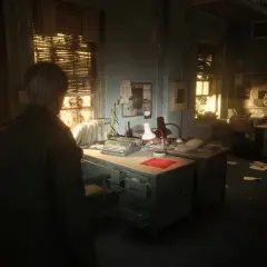 Ufficio disordinato, una macchina da scrivere e carte sparse. L'atmosfera cupa ricorda la **silent hill 2 recensione**.