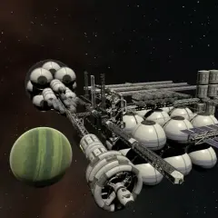 Stazione spaziale complessa in Kerbal Space Program 2, con moduli sferici e pannelli solari, accanto a un pianeta verde striato.