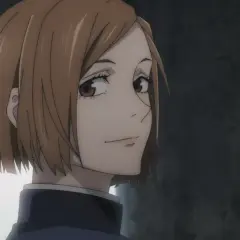 Nobara Kugisaki, uno dei personaggi femminili di Jujutsu Kaisen, con un sorriso sicuro.