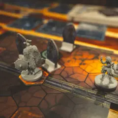 Miniature di guerrieri su un tabellone da gioco, pronti per avventure in dungeons and deejay.