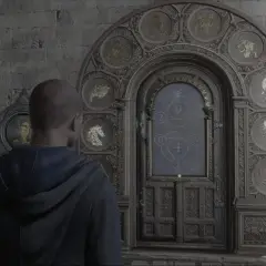 Un personaggio osserva delle porte con simboli di creature magiche, un enigma di Hogwarts Legacy.