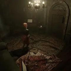 Una ragazza in un salotto antico, un'atmosfera che ricorda una recensione di "Tormented Souls".