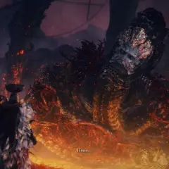 Il giocatore affronta Rykard, Signore del Vulcano, in Elden Ring, circondato da fiamme e detriti.