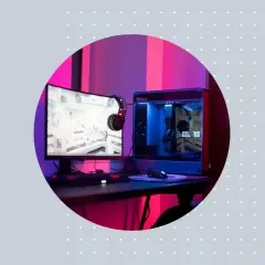 Postazione gaming con PC potente, monitor acceso e cuffie, ideale per giochi simili a Fortnite.