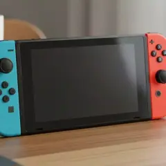 Nintendo Switch con Joy-Con blu e rossi, pronto per giocare a Roblox.