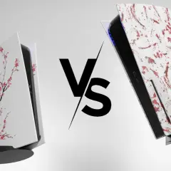 Due PS5, una con decorazione floreale, l'altra con macchie rosse, si confrontano in un duello visivo.