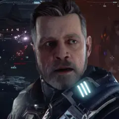 Un uomo con espressione preoccupata in una battaglia spaziale, forse in Star Citizen per PS5. Navi e esplosioni sullo sfondo.