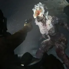 Ellie punta la pistola contro uno dei terrificanti mostri di The Last of Us, in un confronto teso e pieno di spore.