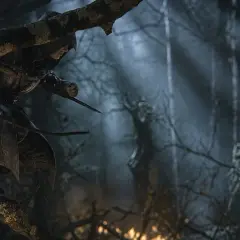 Un assassino con cappuccio, ispirato ad Assassin's Creed Hexe, si muove furtivamente tra i rami di un bosco oscuro, pronto all'attacco.