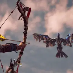 Aloy mira con il suo arco una macchina volante, un'antica armeria Horizon in azione.