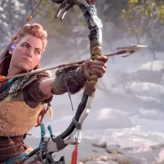 Aloy mira con determinazione, arco teso, pronta a scoccare una freccia. L'ambientazione innevata suggerisce nuove sfide in Horizon Forbidden West DLC.