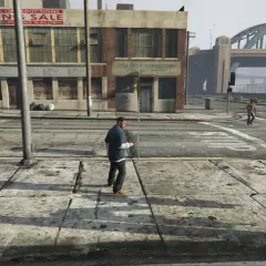 Personaggio in GTA V digita un numero sul cellulare, forse per attivare trucchi.