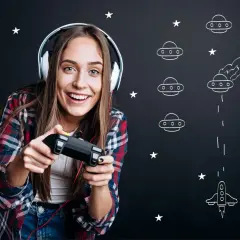 Ragazza con cuffie gioca, con controller in mano, circondata da stelle e UFO. Il suo sorriso esprime il pegi 3 significato: divertimento puro.