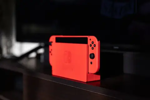 Nintendo Switch rosso acceso, pronto per i migliori giochi Nintendo Switch per adulti.