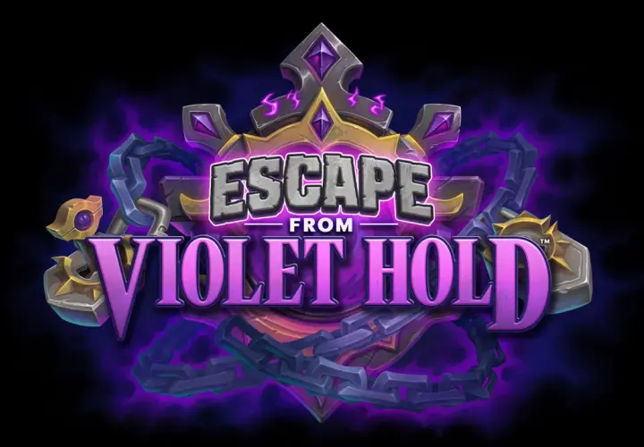 Logo della hearthstone nuova espansione "Escape from Violet Hold", con catene e fumo viola.
