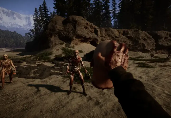 Sons of the Forest PS5: un personaggio con una testa insanguinata affronta creature mutanti in un paesaggio montano.