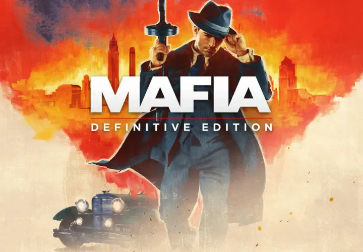 Mafia Definitive Edition recensione: un gangster con cappello e mitra, sullo sfondo una città e un'auto d'epoca.