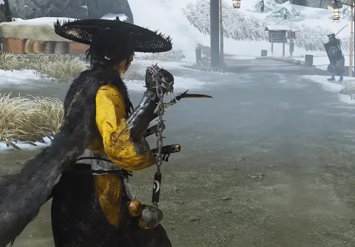 Un guerriero con un cappello conico e un mantello di pelliccia si prepara a combattere in un paesaggio innevato, forse in Ghost of Tsushima 2.
