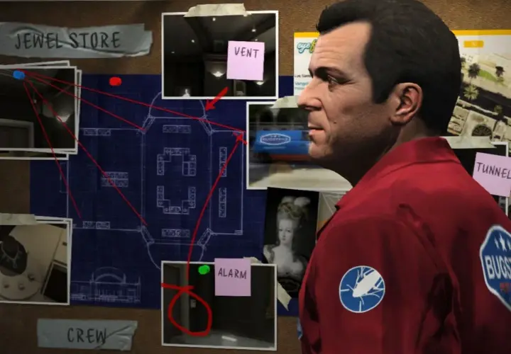 Un uomo con una tuta rossa osserva una bacheca con una mappa di una gioielleria, pianificando un colpo. Forse cerca l'invincibilità in GTA 5.