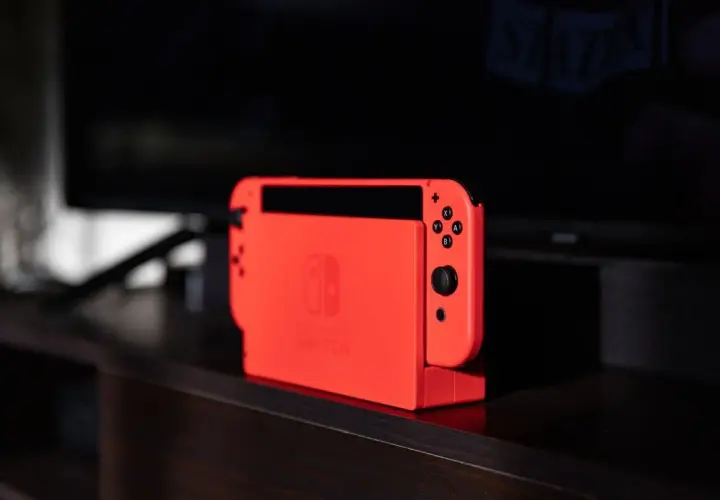 Nintendo Switch rosso acceso, pronto per i migliori giochi Nintendo Switch per adulti.