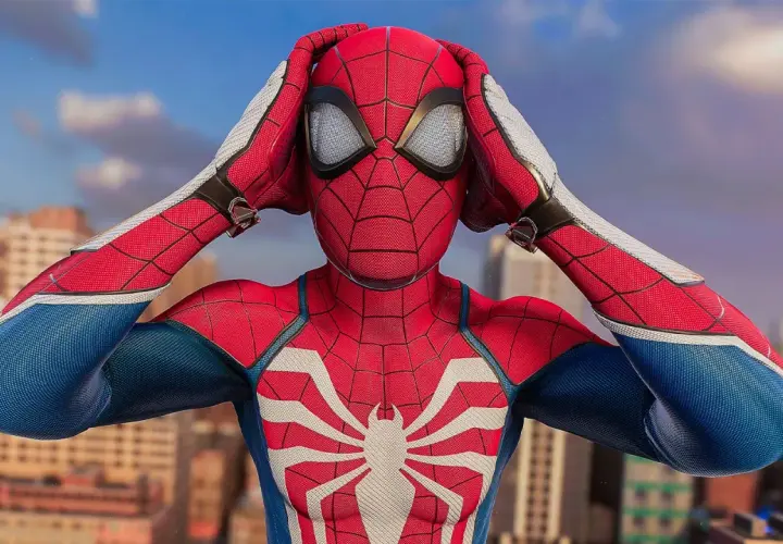 Spider-Man con le mani sulla testa, in posa drammatica. Chissà quanto dura Spider-Man 2, ma questa immagine è iconica.