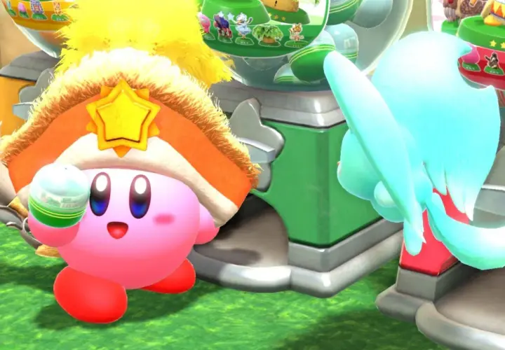 Kirby e la Terra Perduta recensione: Kirby con un cappello a stella dorata e un oggetto in mano, vicino a una macchina colorata.