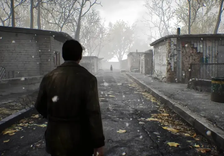 Un uomo cammina in una strada nebbiosa e innevata, verso una figura lontana. Atmosfera inquietante, tipica di un **Silent Hill 1 remake**.