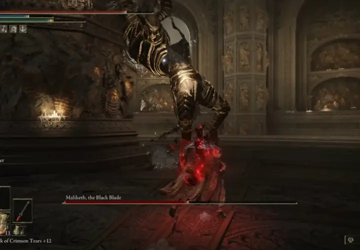 Maliketh, the Black Blade, in Elden Ring, attacca con la sua lama infuocata. Il giocatore si prepara a schivare.
