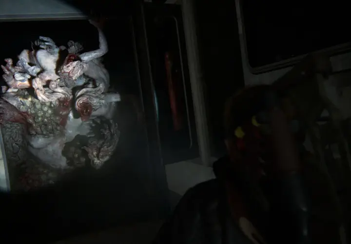 Un terrificante re dei ratti, mutato e deforme, emerge da un vagone abbandonato in The Last of Us. La sua presenza è un incubo.