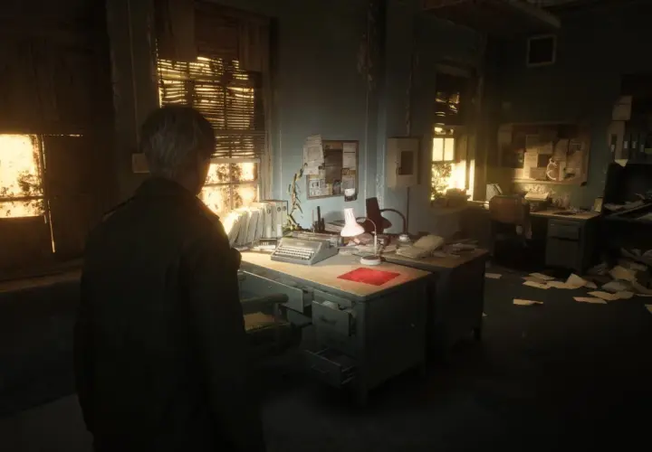 Ufficio disordinato, una macchina da scrivere e carte sparse. L'atmosfera cupa ricorda la **silent hill 2 recensione**.