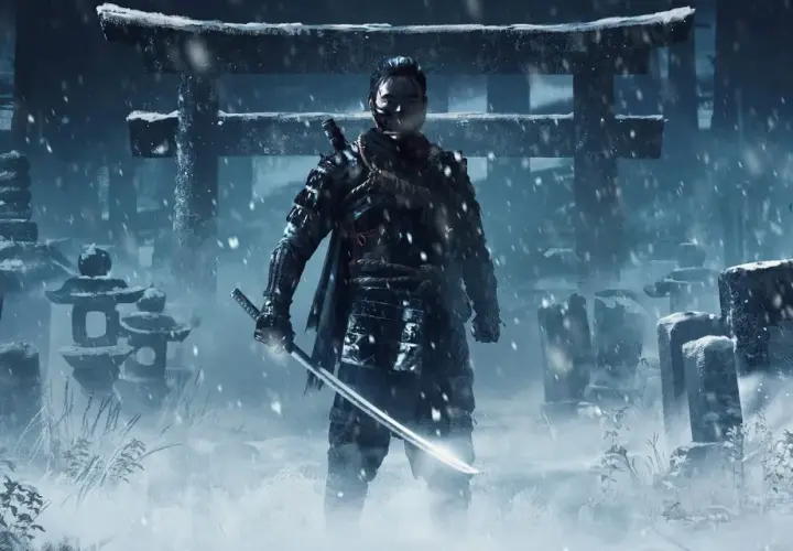 Samurai solitario sotto la neve, pronto a combattere. Un'immagine evocativa per la recensione di Ghost of Tsushima.