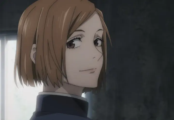Nobara Kugisaki, uno dei personaggi femminili di Jujutsu Kaisen, con un sorriso sicuro.