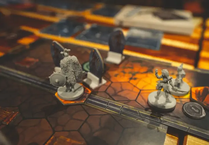 Miniature di guerrieri su un tabellone da gioco, pronti per avventure in dungeons and deejay.